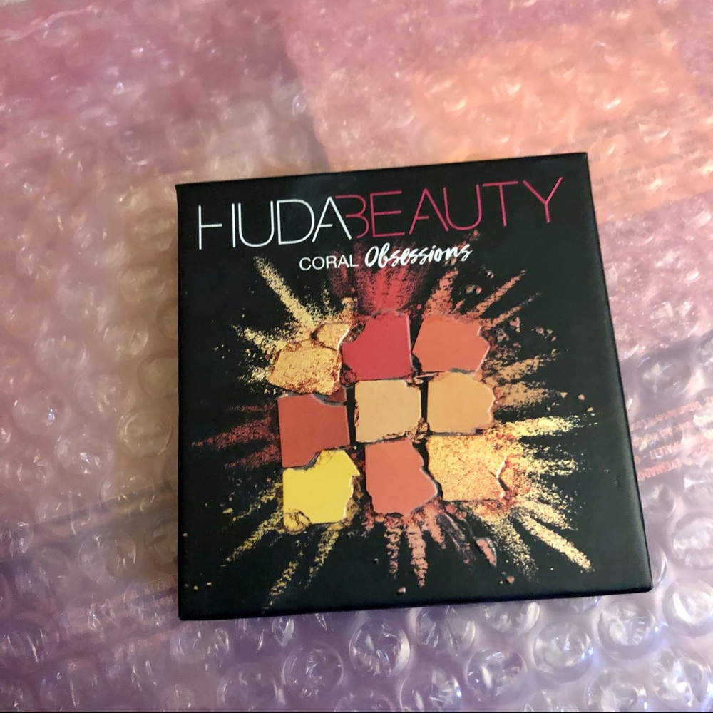 Huda beauty eyeshadow palette